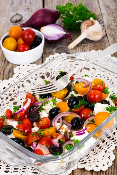 Svěží zeleninový salát s olivami a sýrem Feta — Stock fotografie