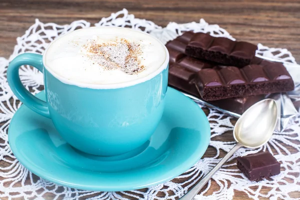 Koffie met melk, cappuccino in een blauwe retro cup — Stockfoto