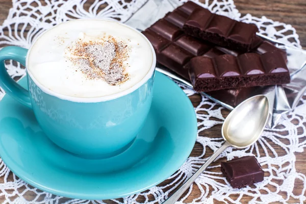 Koffie met melk, cappuccino in een blauwe retro cup — Stockfoto