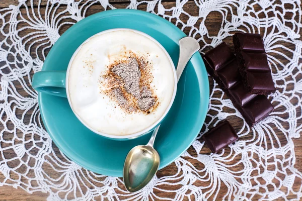 Café com leite, cappuccino em um copo retro azul — Fotografia de Stock