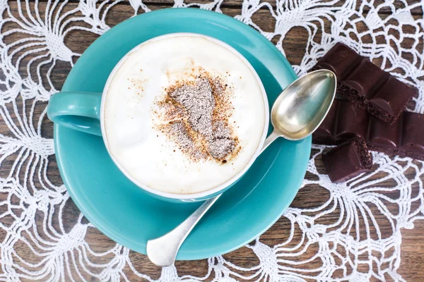 Кофе с молоком, капучино в синей ретро чашке — стоковое фото