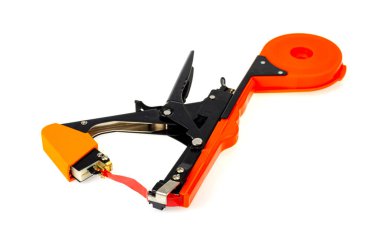 Bitkileri bağlamak için bahçe aleti. Zımba, tampon. Fotoğraf.