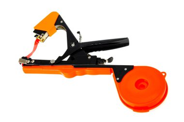 Bitkileri bağlamak için bahçe aleti. Zımba, tampon. Fotoğraf.