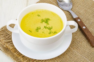 Temiz et, beyaz kasede tavuk suyu çorbası. Fotoğraf.