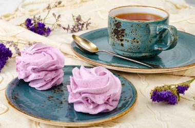 Yabanmersinli ve üzümlü doğal ev yapımı marşmelov. Fotoğraf.