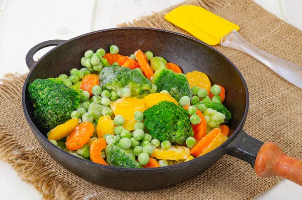 Morötter Broccoli Och Gröna Ärter Stekpanna Frysta — Stockfoto