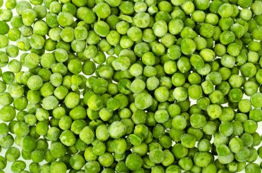 Beyaz arka planda izole edilmiş donmuş yeşil bezelye yığını. Sağlıklı yemek..