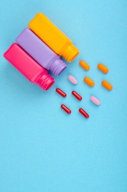 Hastalık ve tedavi. Tıp konsepti. Parlak arkaplanda ilaç ve ambalaj.