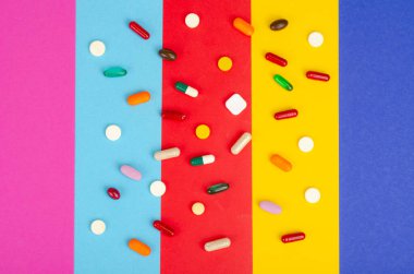 Hastalık ve tedavi. Tıp konsepti. Parlak arkaplanda ilaç ve ambalaj.