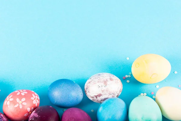 Fondo Colorido Con Huevos Pascua Sobre Fondo Azul Feliz Concepto — Foto de Stock