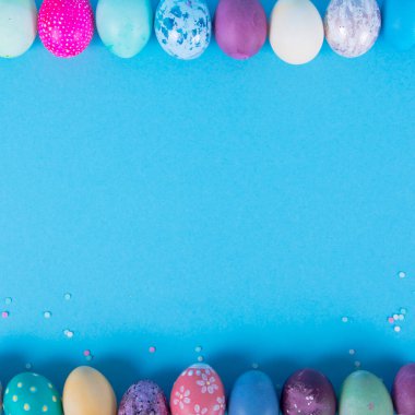 Paskalya yumurtaları arka planında renkli bir arka plan. Mutlu Paskalyalar. Poster, arkaplan, tatil kartı Studio Fotoğrafı olarak kullanılabilir
