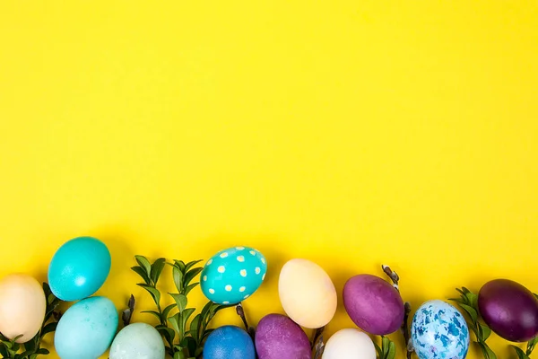 Fond Coloré Avec Des Œufs Pâques Sur Fond Jaune Joyeux — Photo