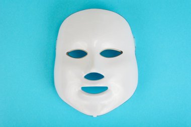 LED yüz maskesi. Deriyi aydınlatmak ve tazelemek için bir cihaz. Kolajen terapisi. Stüdyo Fotoğrafı