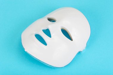 LED yüz maskesi. Deriyi aydınlatmak ve tazelemek için bir cihaz. Kolajen terapisi. Stüdyo Fotoğrafı