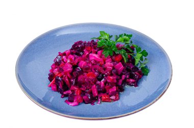 Kesilmiş pancar, havuç ve sebze yağlı patates salatası. Fotoğraf.