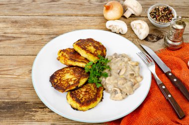 Kızarmış patates gözlemesi ve mantar sosu. Stüdyo Fotoğrafı.