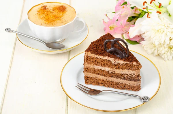 Кусок Шоколадного Торта Капучино Цветы Столе Студия Фото — стоковое фото