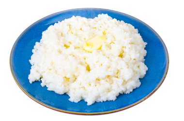 Beyaz arka planda mavi tabakta lezzetli pirinç sütlü yulaf lapası. Stüdyo Fotoğrafı