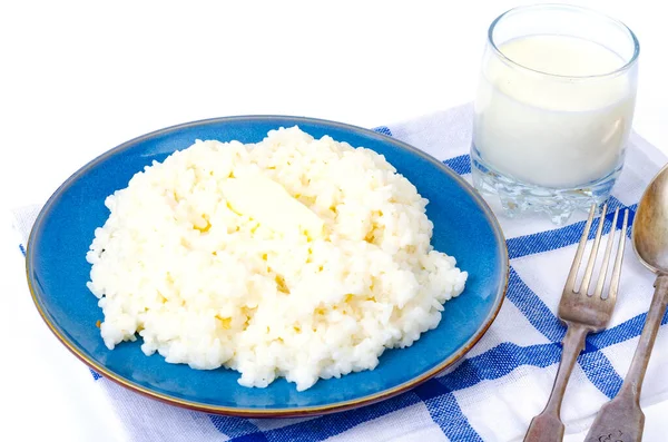 Νοστιμότατο Ρύζι Milk Porridge Μπλε Πιάτο Λευκό Φόντο Φωτογραφία Στούντιο — Φωτογραφία Αρχείου