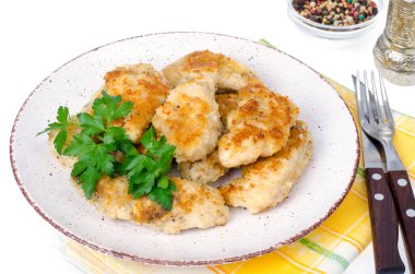 Tavuklu fileto parçaları tabakta. Stüdyo Fotoğrafı