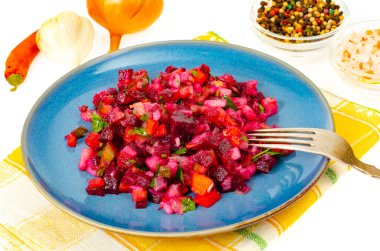 Vejetaryen yemeği. Haşlanmış sebze salatası, pancar, havuç, patates, zeytinyağı. Stüdyo Fotoğrafı
