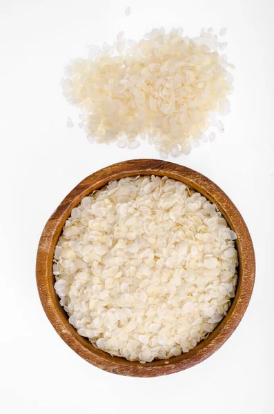 Wooden Bowl Flattened Rice Flakes Isolated White Background Studio Photo — Stock Photo, Image