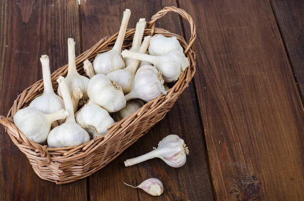 Taze organik sarımsaklı hasır sepet. Stüdyo Fotoğrafı