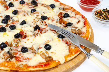 Biberli, mantarlı, mozarellalı ve zeytinli ev yapımı pizza..