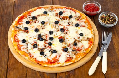 Biberli, mantarlı, mozarellalı ve zeytinli ev yapımı pizza..