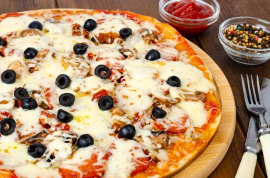 Biberli, mantarlı, mozarellalı ve zeytinli ev yapımı pizza..