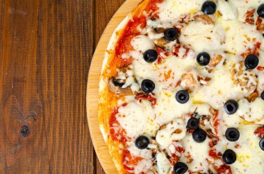 Biberli, mantarlı, mozarellalı ve zeytinli ev yapımı pizza..