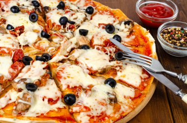 Biberli, mantarlı, mozarellalı ve zeytinli ev yapımı pizza..