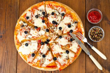 Biberli, mantarlı, mozarellalı ve zeytinli ev yapımı pizza..