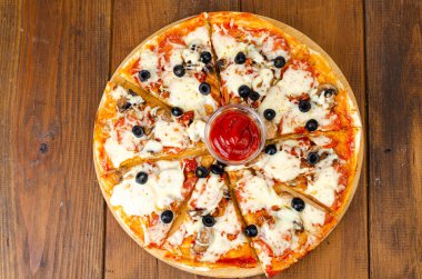 Biberli, mantarlı, mozarellalı ve zeytinli ev yapımı pizza..