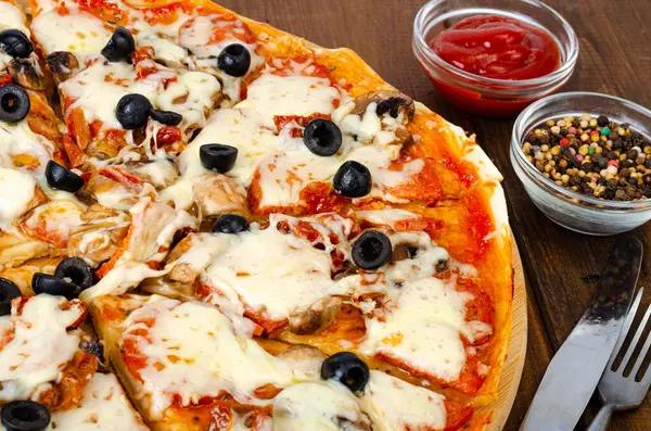 Biberli, mantarlı, mozarellalı ve zeytinli ev yapımı pizza..