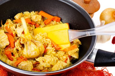 Pilaf. Beyaz arka planda et ve sebzeli pilav..