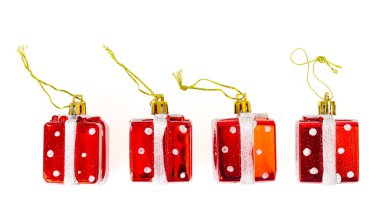 Beyaz arka planda izole edilmiş küçük plastik Noel oyuncakları.