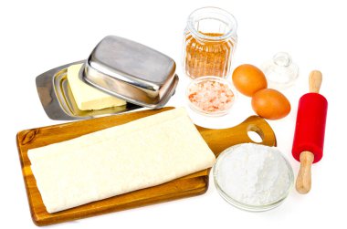 Beyaz arka planda çiğ ev yapımı hamur..