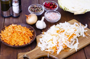 Lahana ve havuç, yemek pişirmek için şeritler halinde kesilmiş..