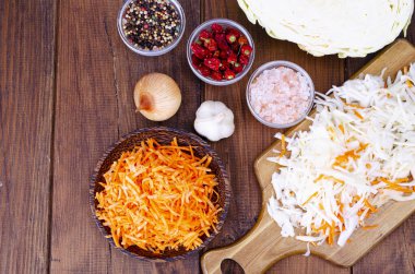 Lahana ve havuç, yemek pişirmek için şeritler halinde kesilmiş..