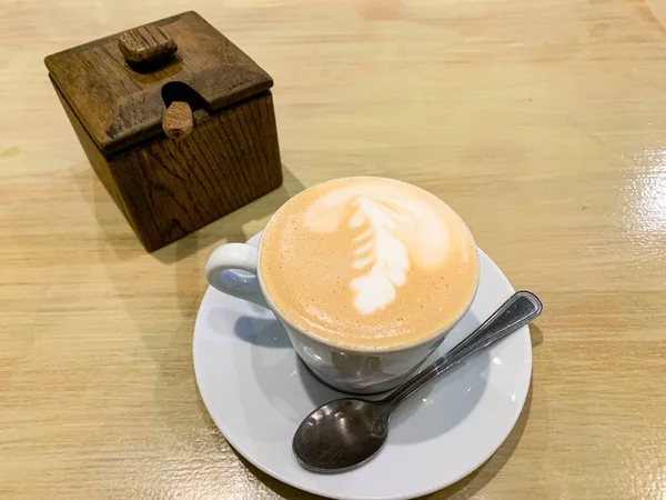 Tasse Cappuccino Mit Muster Auf Dem Schaum Auf Dem Tisch — Stockfoto