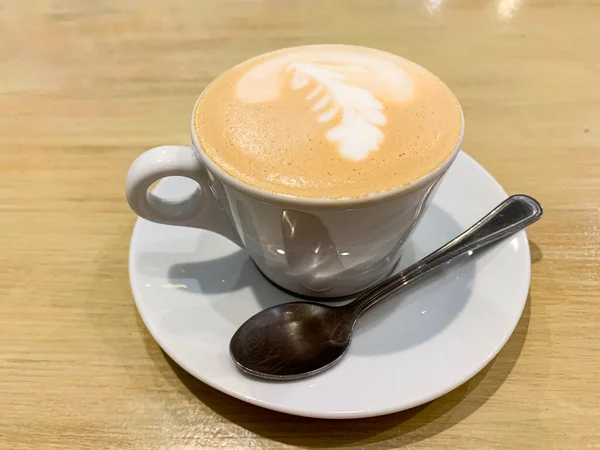 Tasse Cappuccino Mit Muster Auf Dem Schaum Auf Dem Tisch — Stockfoto