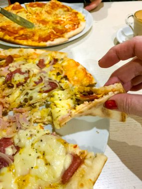 Salamlı pizza, pastırma ve mozzarella.