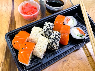 Ekmek, zencefil, soya sosu, tahta masaya çubuklar. Stüdyo Fotoğrafı