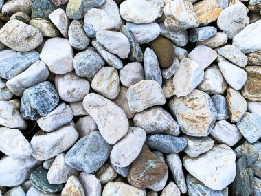 Farklı şekillerdeki çok renkli taşların arkaplanı.