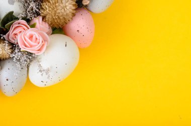 Renkli yumurta ve çiçeklerden oluşan Paskalya çelengi. Stüdyo Fotoğrafı