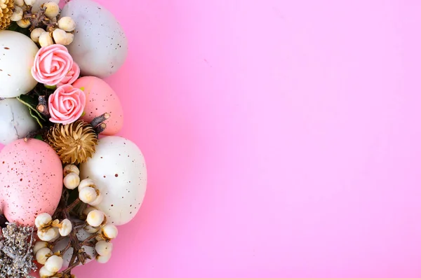 カラフルな装飾卵 花のイースターの花輪 スタジオ写真 — ストック写真