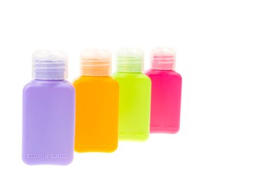 Çok renkli plastik şişeler, beyaz arka planda izole edilmiş konteynırlar. Stüdyo Fotoğrafı