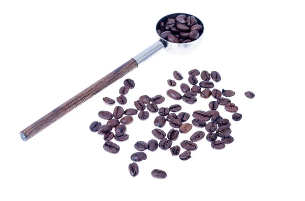 白を基調としたコーヒー豆とヴィンテージスプーン スタジオ写真 — ストック写真