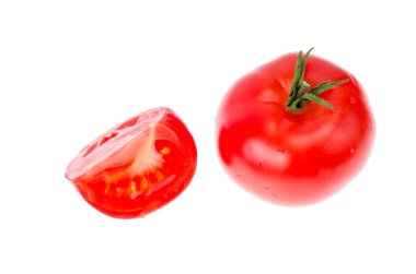 Islak kırmızı olgun domatesler beyaz sırtüstü. Stüdyo Fotoğrafı